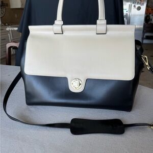 Elegant Two-Tone Satchel in Black and Cream
Jemma Emma Traveler 39